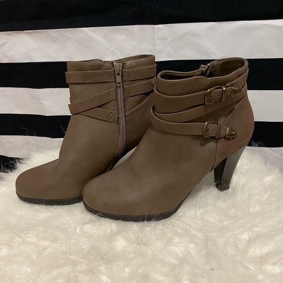 White Mountain Shoes - Mocha brown Booties
